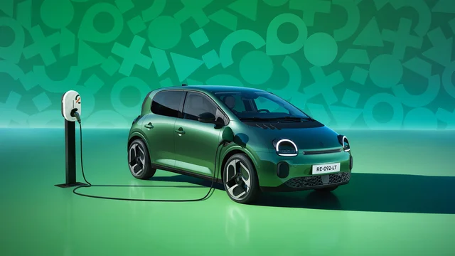 Coche eléctrico enchufado en un punto de recarga, con la cobertura de un seguro de coche eléctrico
